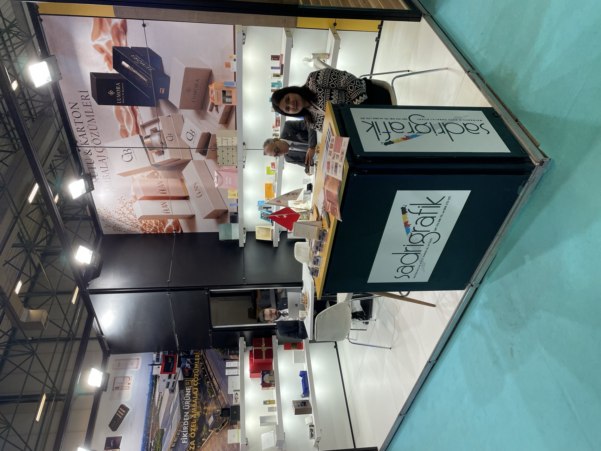 Sadri Global-Team und Besucher am Messestand der Beauty Istanbul 2026