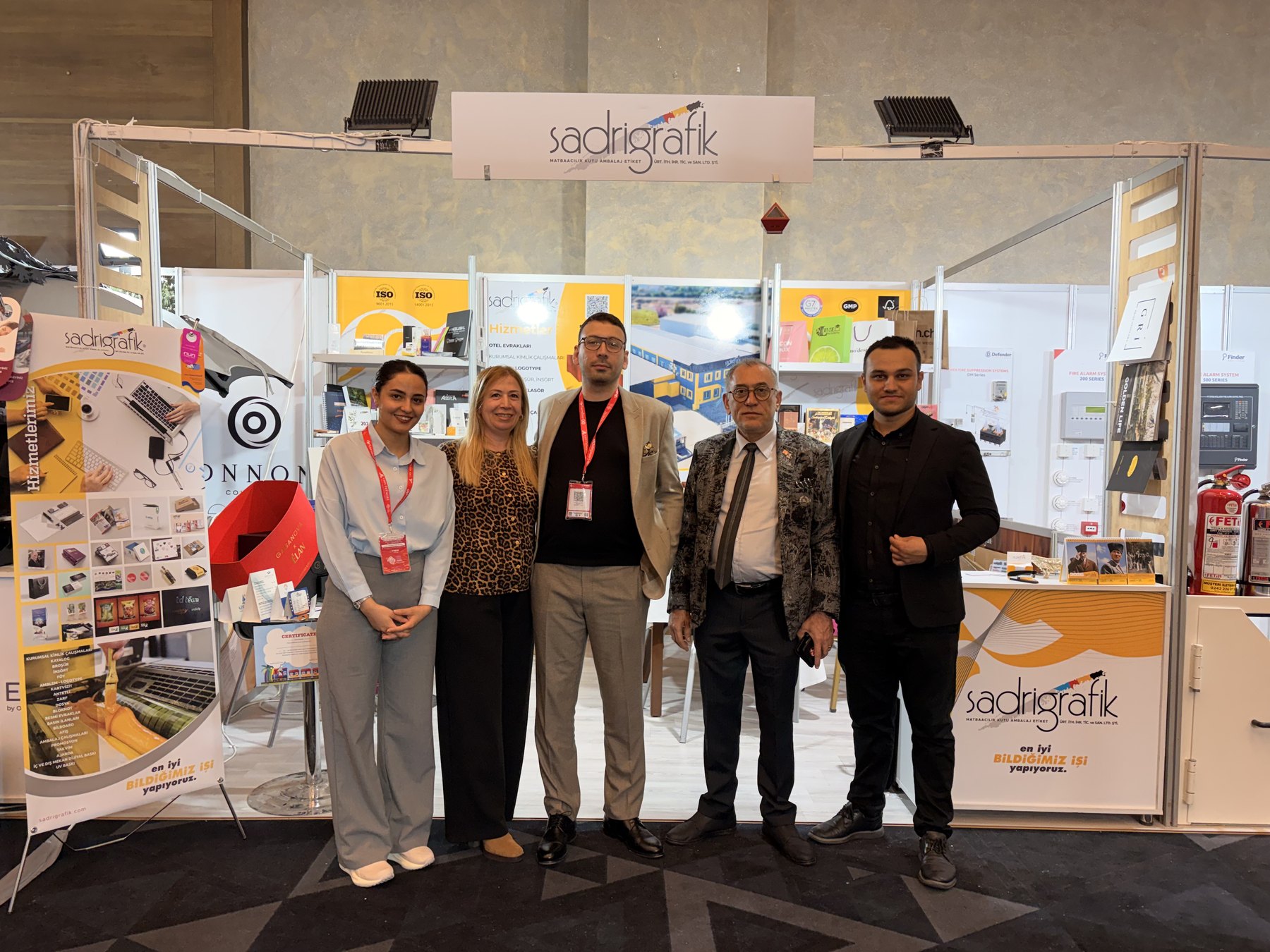 Das Team von Sadri Global auf einem Hotel- und Gastgewerbemessestand in Antalya